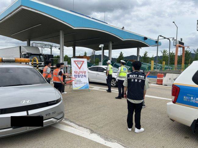 고창군이 지난 23일 고창IC에서 합동단속반을 편성, 지방세와 세외수입 과태료 체납차량의 번호판 영치 및 불법명의 차량단속 등을 실시했다. 고창군 제공