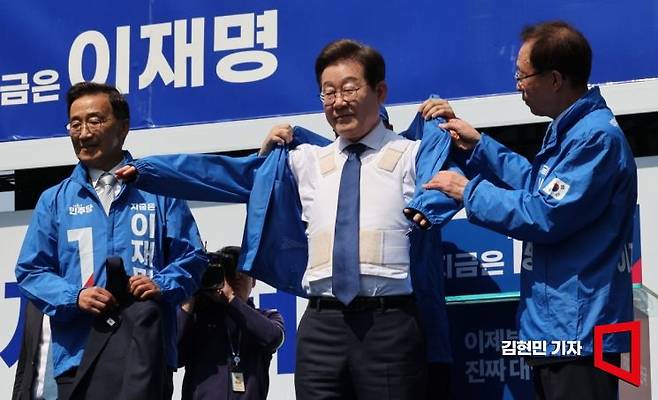 이재명 더불어민주당 대선 후보가 서울 청계광장에서 열린 출정식 및 첫 유세에서 방탄복 위에 선거 운동복을 입고 있다. 김현민 기자