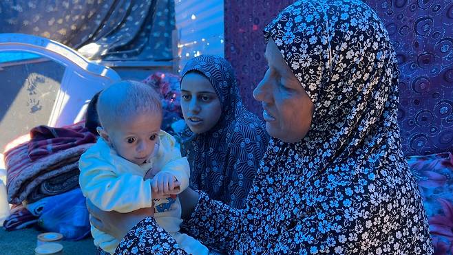 시와르의 어머니인 나즈와와 할머니인 림 모두 생필품이 부족해 힘겹게 지내고 있다
