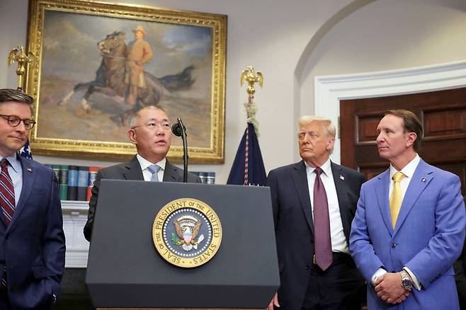 지난 3월 24일(현지 시각) 미국 워싱턴 백악관 루스벨트룸에서 도널드 트럼프 대통령과 루이지애나 주지사 등이 지켜보는 가운데 대미 투자계획을 발표하는 정의선 현대차그룹 회장./AP 연합뉴스