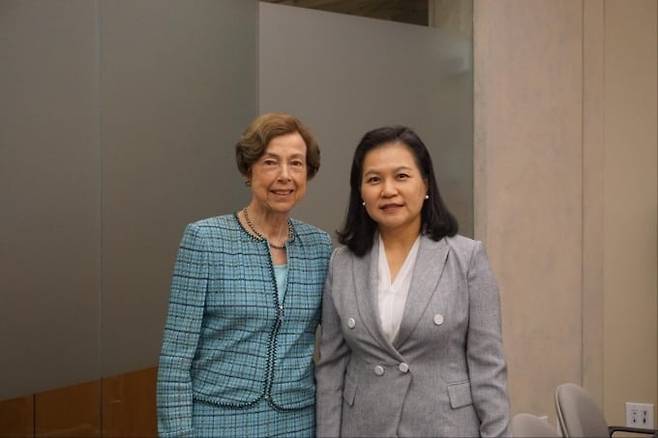 칼라 힐스 전 미국무역대표부 대표와 유명희 전 통상교섭본부장. 90년대 초반 우루과이라운드 협상을 위해 한국에 온 칼라 힐스에 자극받은 한국 정부는 유명희를 비롯해 여성 통상전문가를 발탁했다. /조선일보DB