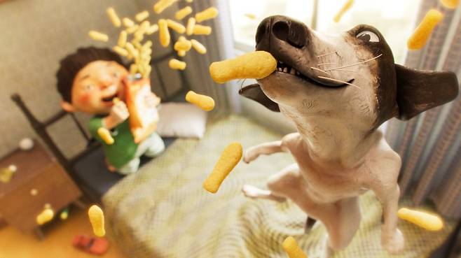 마법의 알사탕을 먹은 동동이(왼쪽)는 오랜 시간 함께한 반려견 구슬이의 목소리를 듣게 된다. 애니메이션에서도 찰흙의 질감을 살려 원작의 아날로그 감성을 고스란히 옮겨냈다. /롯데컬처웍스