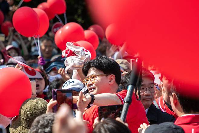 25일 오후 서울 송파구 석촌호수 수변무대에서 한동훈 전 국민의힘 대표가 김문수 국민의힘 대통령 후보 지원 유세를 하고 있다. /장련성 기자
