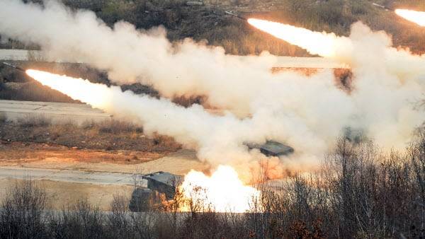 다련장로켓(MLRS)이 사격 장면. /육군