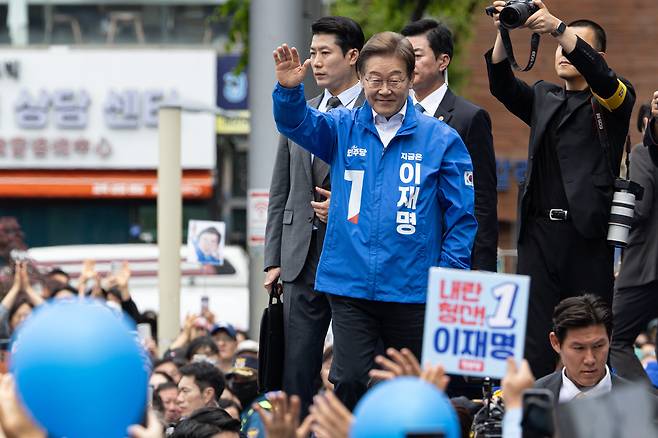 이재명 더불어민주당 대통령 후보가 24일 오후 경기도 부천시 부천역 북부광장에서 열린 유세를 마치고 시민들을 향해 인사하고 있다. /뉴스1