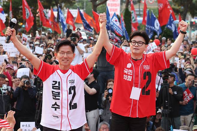 국민의힘 김문수 대선 후보가 26일 서울 도봉구 방학사거리에서 한동훈 전 대표와 집중유세를 하고 있다./연합뉴스