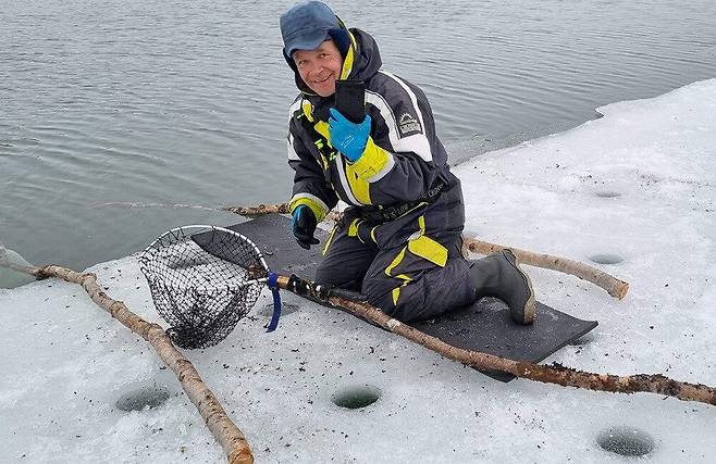 스웨덴 키루나 지역의 야생 투어 가이드 미카엘 크레쿨라가 꽁꽁 언 강물에 빠진 갤럭시S23 울트라를 건져낸 모습. /삼성전자 제공