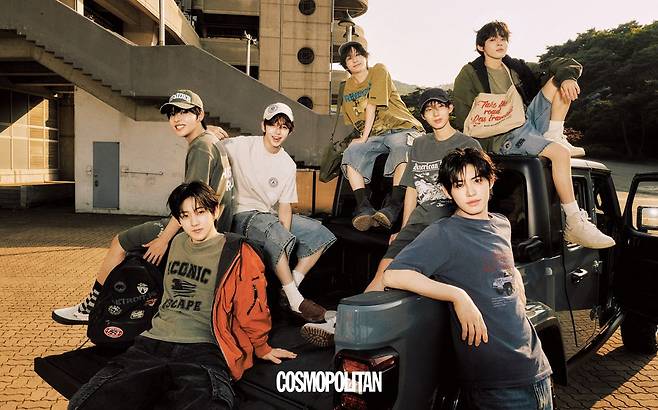 (왼쪽 위부터, 아마루)아치 레터링 워싱 티셔츠, 아치 레터링 스웨트팬츠, 데미지 디테일 빈티지 볼캡 모두 Jeep. (동현)멀티 와펜 그래픽 티셔츠, 카고 데님 쇼츠, 멀티 와펜 볼캡 모두 Jeep. (동화)빈티지 프린트 워싱 티셔츠, 자수 레터링 포켓 버뮤다 데님 팬츠, 로고 데님 캡, 빅 포켓 토트백 모두 Jeep. (주왕)피그먼트 아트워크 티셔츠, 아치 레터링 스웨트팬츠, 레드 자수 빈티지 볼캡 모두 Jeep. (케이주)후드 레이어드 항공 점퍼, 빈티지 워싱 슬리브리스, 와펜 데님 쇼츠, 빈티지 레터링 캔버스 크로스 백 모두 Jeep. (계훈)후드 레이어드 MA-1 항공 점퍼, 아이코닉 빈티지 티셔츠, 포켓 카고 버뮤다 블랙 데님 팬츠, 빈티지 와펜 백팩 모두 Jeep. (민제)빈티지 아트워크 피그먼트 티셔츠, 워싱 데님 팬츠 모두 Jeep.