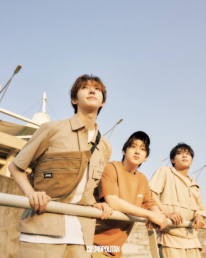 (왼쪽부터, 동현)포켓 자수 디테일 반팔 셋업 셔츠, 빅 로고 반팔 티셔츠, 셋업 쇼츠, 로고 슬링백 모두 Jeep. (계훈)로고 티셔츠, 빈티지 카고 쇼츠, 배색 볼캡 모두 Jeep. (아마루)후드 반팔 재킷, 쇼츠 모두 Jeep.