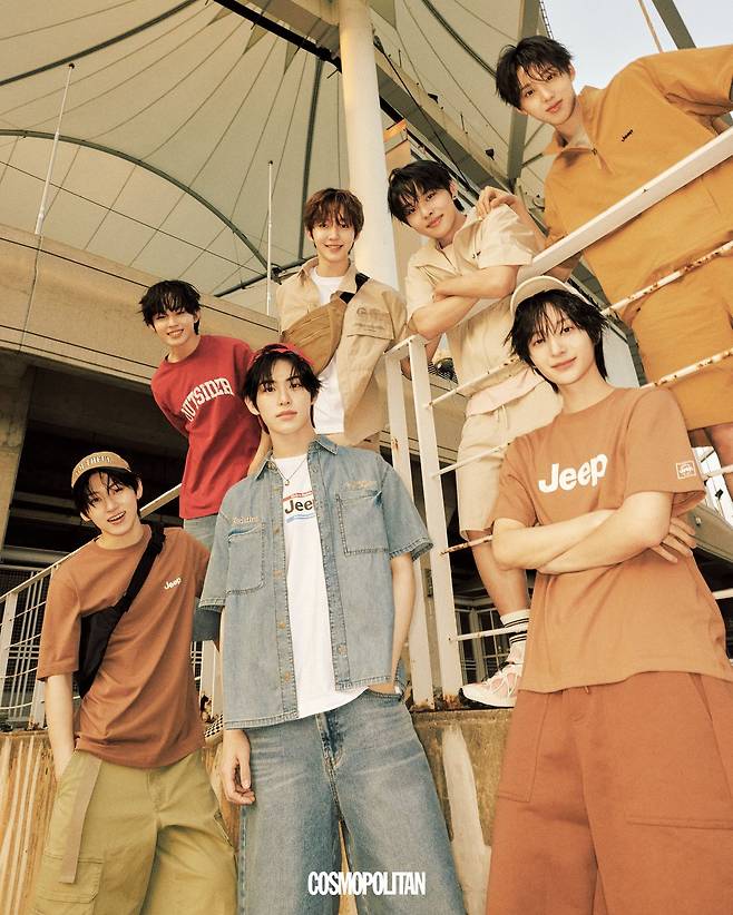 (왼쪽 위부터, 케이주)아웃사이더 레터링 반팔 티셔츠, 버뮤다 데님 팬츠 모두 Jeep. (동현)포켓 자수 디테일 반팔 셋업 셔츠, 빅로고 반팔 티셔츠, 셋업 쇼츠, 로고 슬링백 모두 Jeep. (아마루)후드 반팔 재킷, 쇼츠, 블랙 라인 화이트 삭스 모두 Jeep. (주왕)반팔 아노락, 쇼츠 모두 Jeep. (계훈)로고 티셔츠, 빈티지 카고 쇼츠, 배색 볼캡, 슬링백 모두 Jeep. (민제)자수 레터링 데님 반팔 셔츠, 헤리티지 로고 티셔츠, 커팅 디테일 데님 쇼츠, 로고 베이식 볼캡 모두 Jeep. (동화)로고 티셔츠, 버뮤다 스웨트팬츠, 캘리그래피 아트워크 볼캡 모두 Jeep.