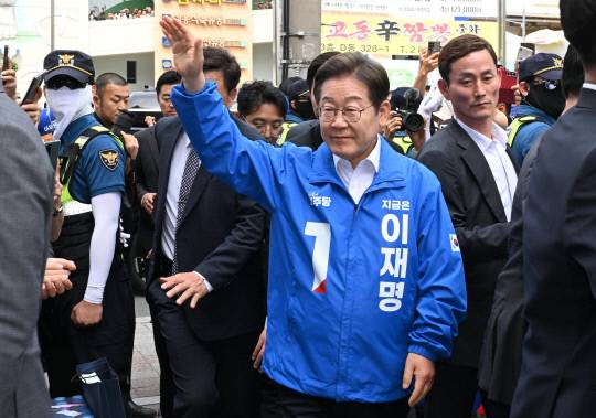 더불어민주당 이재명 대선 후보가 14일 창원시 성산구 상남동 분수광장에서 열린 집중 유세 현장에 입장하고 있다.성승건