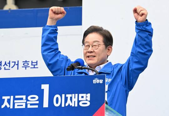 더불어민주당 이재명 대선 후보가 14일 창원시 성산구 상남동 분수광장에서 열린 집중 유세에서 지지를 호소하고 있다.성승건