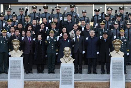 2018년 3월 1일 서울 육군사관학교에서 열린 독립전쟁 영웅 5인 흉상 제막식에서 사관생도와 참석자들이 기념사진을 찍고 있다. 육사는 독립전쟁에 일생을 바친 홍범도, 김좌진, 지청천, 이범석 장군, 그리고 신흥무관학교를 설립한 이회영 선생의 흉상을 탄피 300㎏을 녹여 제작했다. 연합뉴스