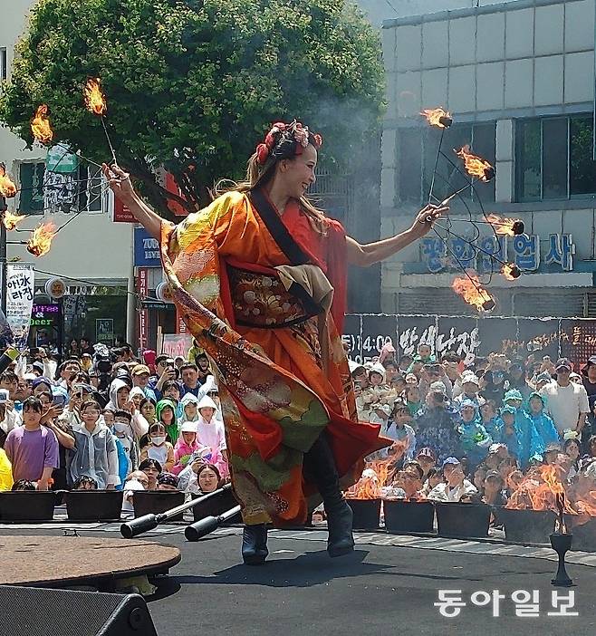 25일 강원 춘천시 중앙로에서 춘천마임축제 ‘아!水라장’의 식전 행사로 일본 마이미스트 메리코 씨의 공연이 펼쳐지고 있다. 춘천마임축제는 다음 달 1일까지 춘천 도심 곳곳에서 열린다. 이인모 기자 imlee@donga.com