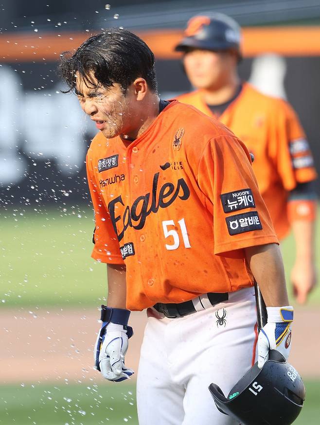 연장 10회말 문현빈이 밀어내기 볼넷으로 8-7 승리를 확정한 뒤 동료들에게 축하 물세례를 받는 모습. 한화는 롯데를 0.5경기 차로 밀어내고 하루 만에 2위로 복귀했다. 한화 제공
