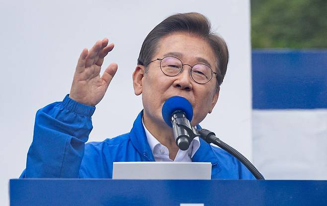 이재명 더불어민주당 대통령 후보가 24일 오후 경기도 시흥시 배곧아브뉴프랑센트럴광장에서 시민들에게 지지를 호소하고 있다. (공동취재) 2025.05.24.뉴시스