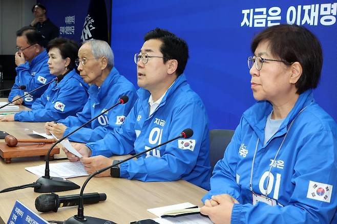 박찬대(오른쪽 두 번째) 더불어민주당 상임총괄선거대책위원장이 26일 오전 서울 여의도 중앙당사에서 열린 중앙선거대책위원회의에서 발언하고 있다. 2025.05.26. [서울=뉴시스]