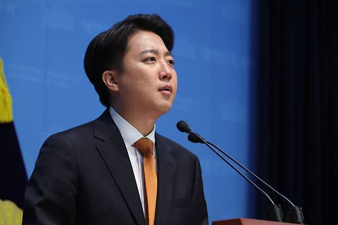 이준석 개혁신당 대선 후보가 22일 서울 여의도 국회 소통관에서 긴급 기자회견을 열고 범보수 진영의 단일화 논의에 응하지 않겠다는 입장을 밝히고 있다. 2025.05.22.뉴시스