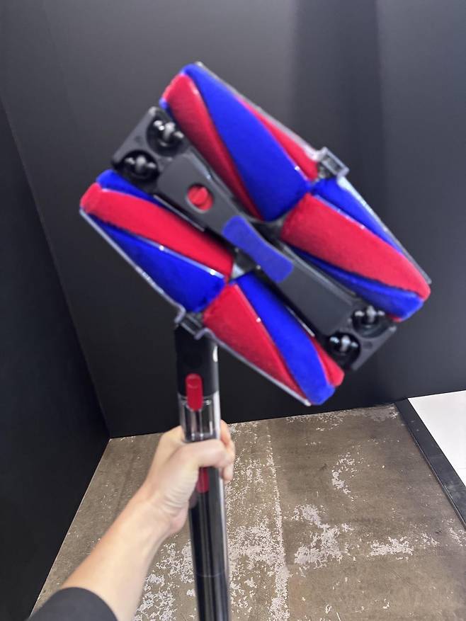 펜슬백 새로운 헤드 브러쉬인 플러피콘. 황소영 기자 fangso@donga.com