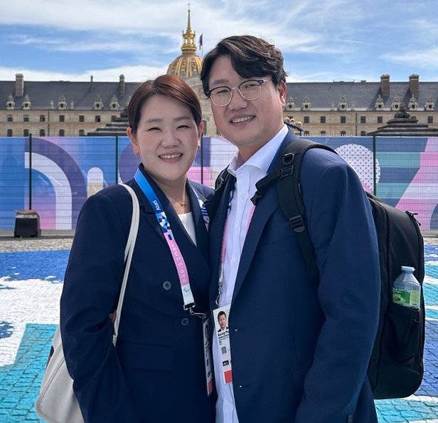 지난해 파리 올림픽을 찾은 ‘신궁 부부’ 박성현(왼쪽)-박경모가 양궁 경기가 열린 앵발리드를 배경으로 기념 사진을 찍었다. 박성현 제공