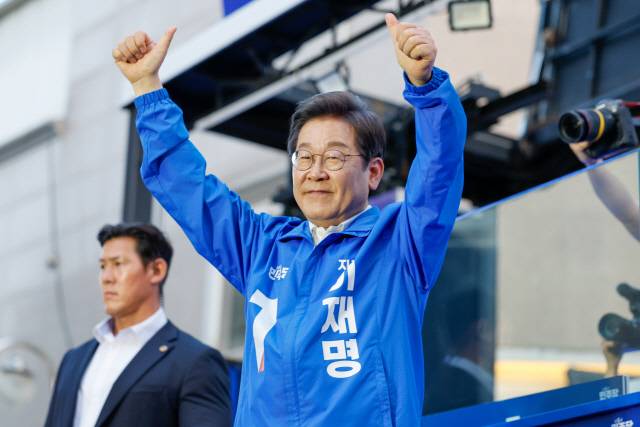 이재명 더불어민주당 대선 후보가 25일 충남 천안시 동남구 신부문화거리에서 열린 유세에서 시민들에게 인사하고 있다. [사진공동취재단]