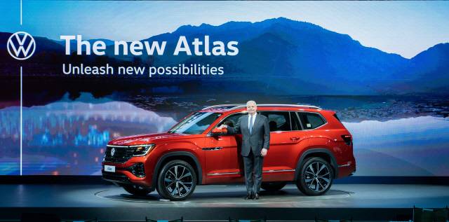 틸 셰어 폭스바겐그룹코리아 대표이사 사장이 26일 인천 중구 스튜디오파라다이스에서 열린 신형 아틀라스 미디어 론칭 행사에서 아틀라스와 함꼐 기념촬영을 하고 있다. 폭스바겐코리아 제공