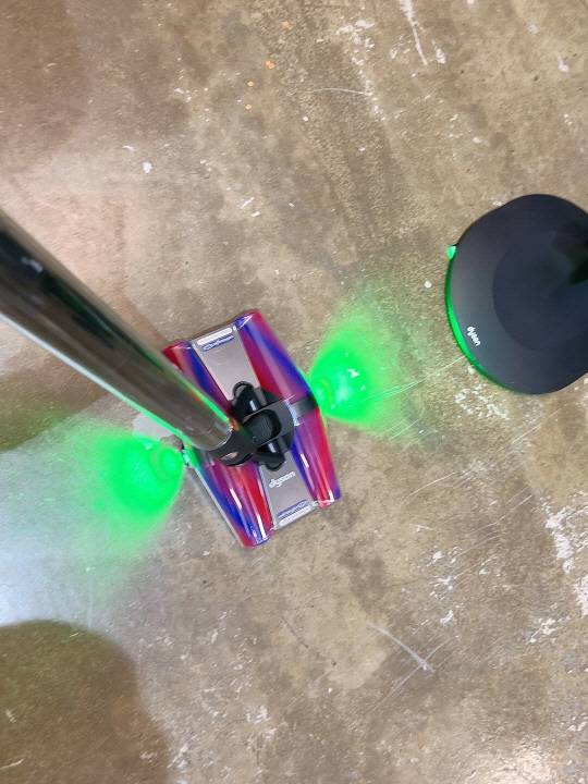 26일 서울 성수동 '무신사 스퀘어 성수 4'에서 열린 ''다이슨 차세대 기술 소개 행사'에서 펜슬백 플러피콘 무선청소기를 시연해 봤다. 클리너 헤드가 360도 회전되고, 앞뒤 일루미네이션으로 어두운 공간에서도 먼지 등의 이물질을 확인할 수 있다. 클리너 헤드에는 4개의 원뿔형 브러시바가 적용된 것을 볼 수 있다. 장우진 기자