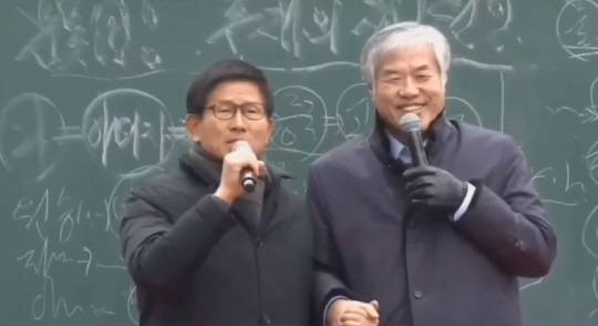 더불어민주당 제21대 대선 중앙선거대책위원회 신속대응단이 지난 5월24일 배포한, 야당 인사 시절 김문수 국민의힘 대선후보와 전광훈 사랑제일교회 목사가 예배 현장에 함께 한 과거 유튜브 영상 일부 갈무리.