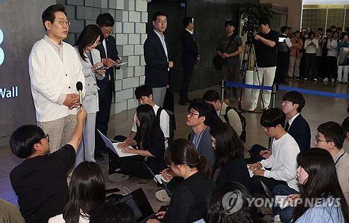 더불어민주당 이재명 대선 후보가 26일 경기 수원시 영통구 아주대학교 혁신공유라운지에서 대학생 간담회를 마친 후 취재진의 질문에 답변하고 있다. [공동취재·연합뉴스]