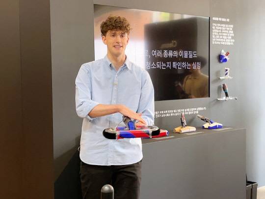 네이슨 로슨 맥클린 다이슨 시니어 엔지니어링 매니저가 26일 서울 성수동 '무신사 스퀘어 성수 4'에서 열린 ''다이슨 차세대 기술 소개 행사'에서 펜슬백 플러피콘 무선청소기 개발 과정에서의 시제품을 소개하고 있다. 장우진 기자