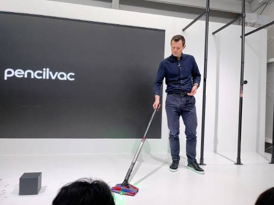 톰 무디 다이슨 홈 부문 글로벌 총괄이 26일 서울 성수동 '무신사 스퀘어 성수 4'에서 열린 ''다이슨 차세대 기술 소개 행사'에서 펜슬백 플러피콘 무선청소기를 시연하고 있다. 장우진 기자