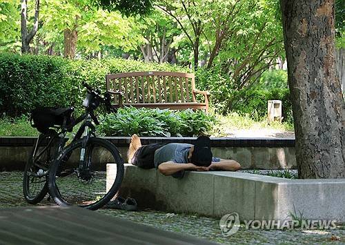 덥고 습한 공기 유입으로 찜통더위가 찾아온 지난 5월 21일 서울 성동구 서울숲에서 시민들이 그늘을 찾아 휴식하고 있다. [연합뉴스]