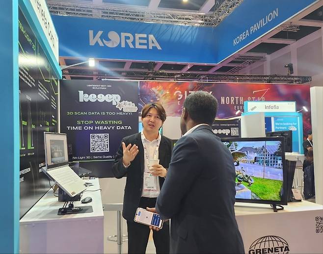 김태웅 그리네타 대표가 GITEX 유럽 2025North Star KOTRA  공동관에 마련한 부스에서 관람객을 대상으로 자사 솔루션을 소개했다.