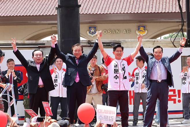 국민의힘 김문수 대선 후보가 26일 경기 평택시 K-55미군기지 정문 앞에서 열린 유세에서 이인제, 손학규, 임창열 전 경기지사와 함께 지지를 호소하고 있다.