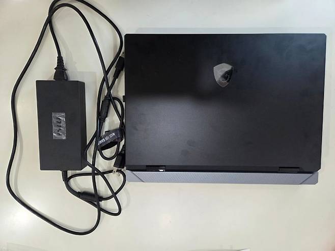 MSI 타이탄 18 HX AI와 400W 어댑터(왼쪽). 사진=구자윤 기자