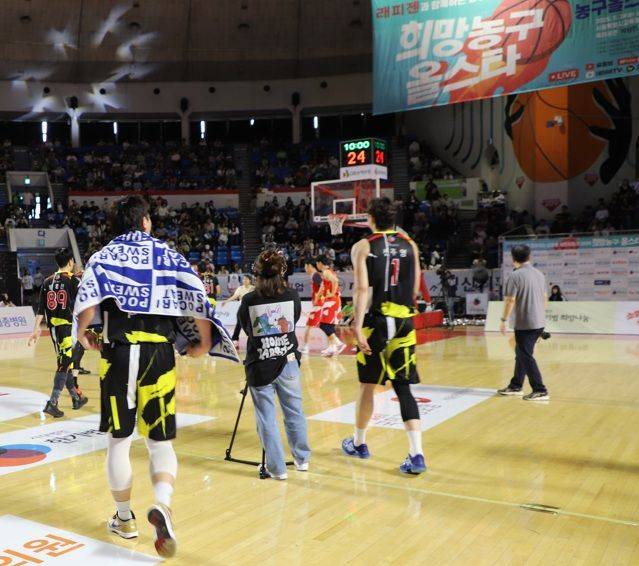 지난 24일 서울특별시교육청 학생체육관에서 진행된 '심장병 어린이 돕기 2025 희망농구올스타'전 경기가 진행되고 있다. 동아오츠카 제공