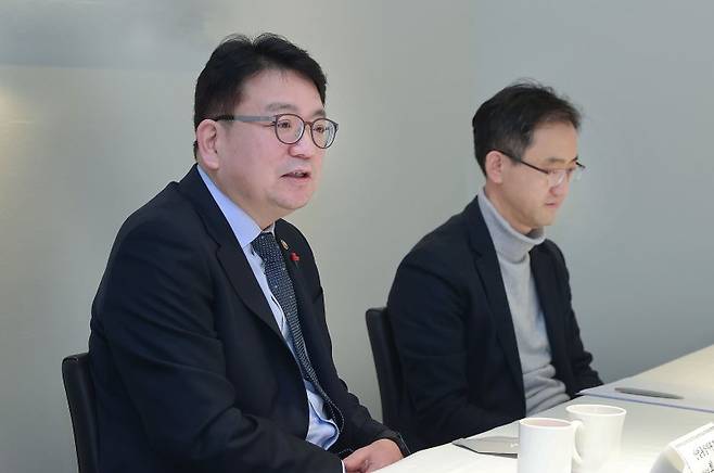 최남호 산업통상자원부 2차관(왼쪽)이 지난해 1월 24일 서울 중구 컨퍼런스 하우스 달개비 미팅룸에서 석유업계 대표 간담회를 주재하는 모습. 연합뉴스