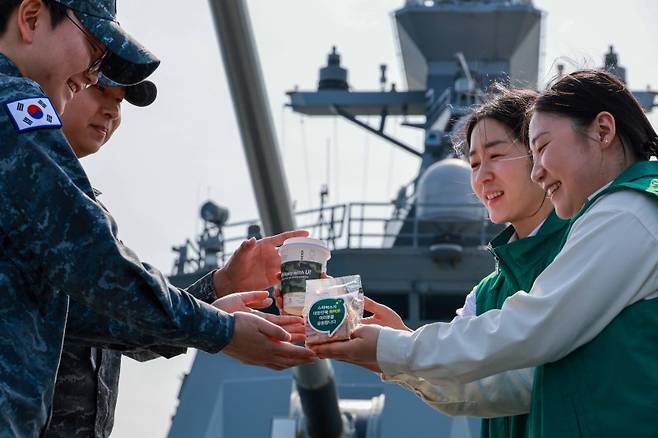 스타벅스 관계자들이 스타벅스 히어로 프로그램의 일환으로 국군 장병들에게 커피를 전달하고 있다. 스타벅스 코리아 제공