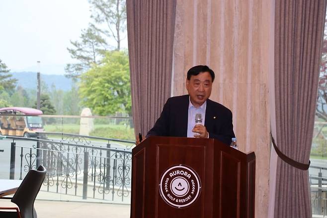 이희범 부영그룹 회장이 지난 23일 원주 오로라골프앤리조트에서 열린 KIAF 아고라 포럼에서 특별강연을 하고 있다. 한국산업연합포럼 제공