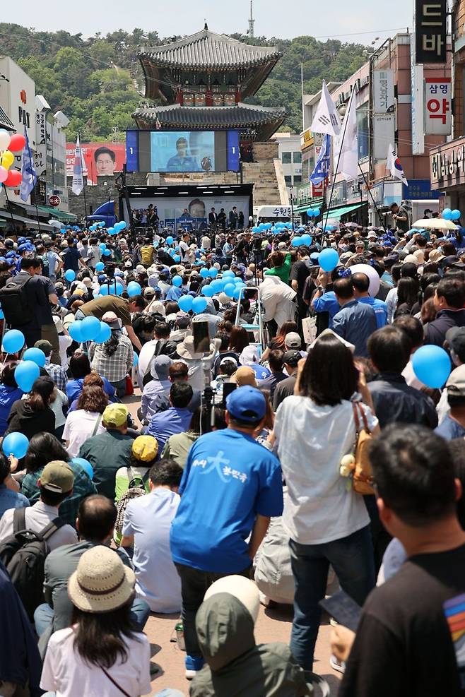 더불어민주당 이재명 대선 후보가 26일 수원시 팔달구 팔달문 영동시장에서 열린 집중 유세에서 시민들에게 지지를 호소하고 있다. 사진=서동일 기자