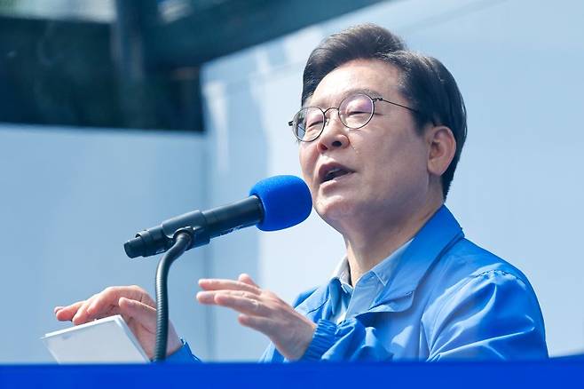 이재명 더불어민주당 대통령 후보가 26일 오후 경기 용인시 단국대학교 죽전캠퍼스 정문 앞을 찾아 지지를 호소하고 있다. 2025.5.26/뉴스1 ⓒ News1 안은나 기자 /사진=뉴스1