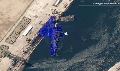 지난 21일 진수 사고 뒤 위장막으로 덮인 북한 5000t급 구축함을 위성으로 촬영한 모습. 사진 영국 싱크탱크 오픈소스센터 엑스 계정 연합뉴스