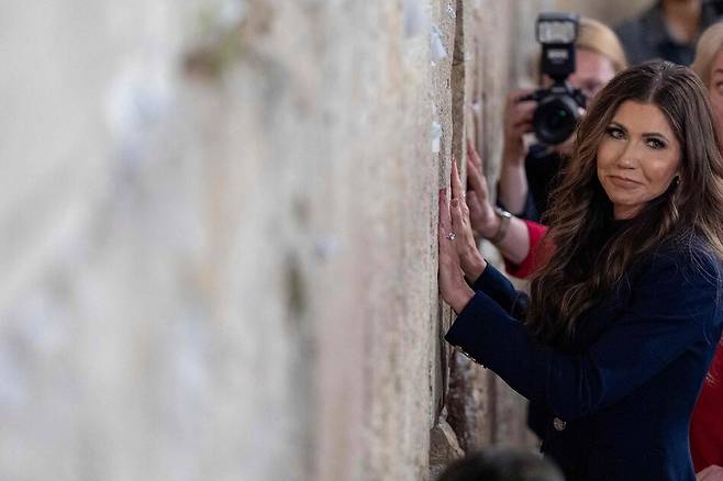 크리스티 노엄 미국 국토안보부 장관이 25일 이스라엘 예루살렘에 있는 ‘통곡의 벽’을 찾아 포즈를 취하고 있다. 이곳은 고대 예루살렘 성전 중 허물어지지 않고 남아있는 서쪽 벽으로, 유대인의 성지이자 순례지다. 통곡의 벽이 있는 성전산은 유대인도 무슬림도 모두 성소로 여기고 있어 분쟁이 자주 벌어진다. AFP연합뉴스