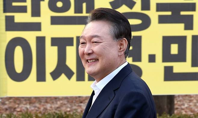 윤석열 대통령이 지난 3월8일 오후 경기 의왕시 서울구치소에서 석방돼 지지자들을 바라보며 걸어가고 있다. 김영원 기자 forever@hani.co.kr