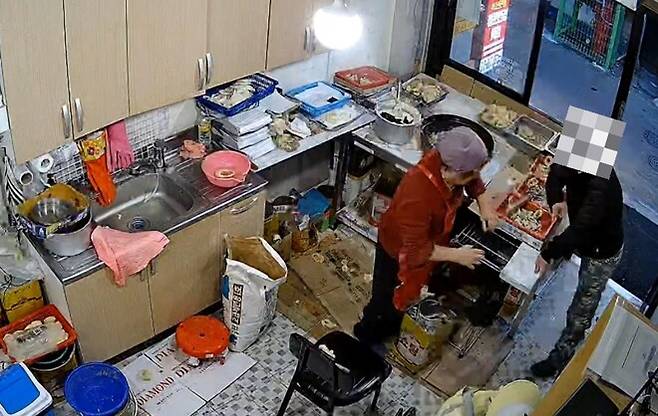 지난달 2일 오후 5시30분께 평택시 신장동 전통시장 내 한 분식점에서 50대 ㄱ씨가 튀김류를 집어 던지는 등 행패를 부리고 있다. 평택경찰서 제공