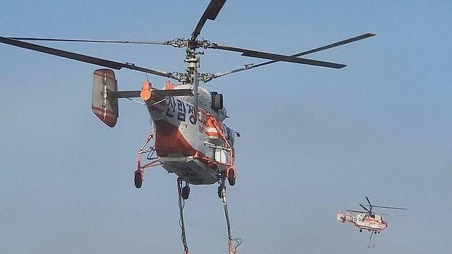 산림청 주력 헬기 ‘카모프’(KA-32). ‘동축 반전 로터’ 구조로 기동성이 좋다. 담수량은 3천 리터다. 기후위기기록단