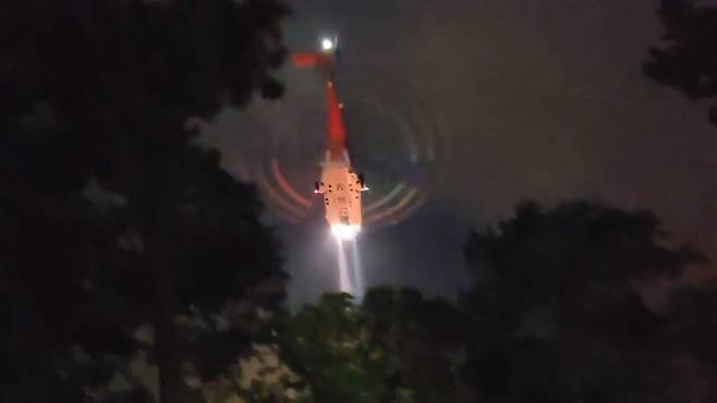 야간 진화 중인 헬기 ‘수리온’(KUHC-1). 기후위기기록단