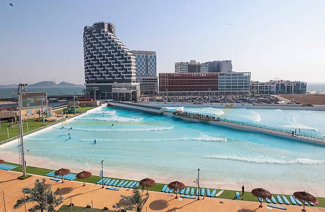 경기 시흥시 거북섬에 있는 세계에서 가장 큰 규모의 인공서핑장인 웨이브파크. 시흥시 제공