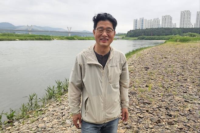 김병기 오마이뉴스 기자가 지난 19일 세종보 천막농성장 앞 금강에서 활짝 웃고 있다. 김병기 제공