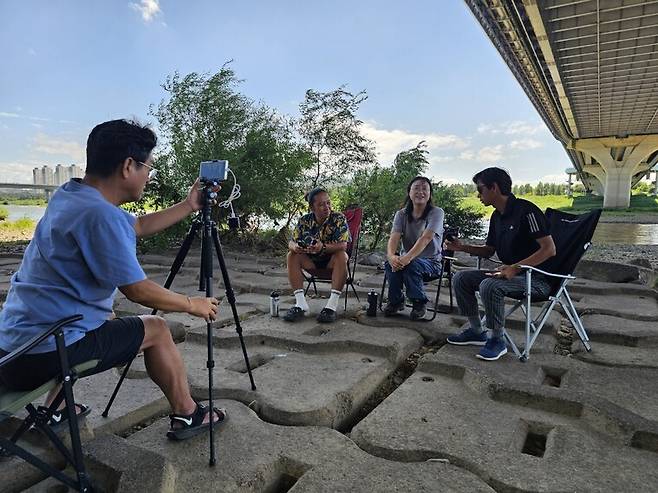 지난해 8월29일 세종시 한두리교 아래 금강변 천막농성장에서 김병기(왼쪽부터) 오마이뉴스 기자가 임도훈 ‘보 철거를 위한 금강·낙동강·영산강 시민행동’ 상황실장과 박은영 대전충남녹색연합 사무처장, 이경호 대전환경운동연합 사무처장과 함께 유튜브 라이브 방송을 하고 있다. 김 기자는 이 방송의 프로듀서 역할을 했다. 최예린 기자